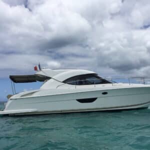 Riviera 4400 Sport Yacht